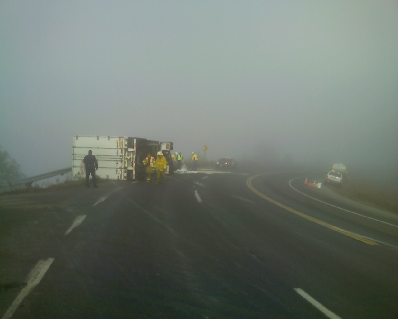 loading Gallery/Action/Big Rig Wreck 2dec09/fullsize/091202 005.jpg... or select a thumbnail